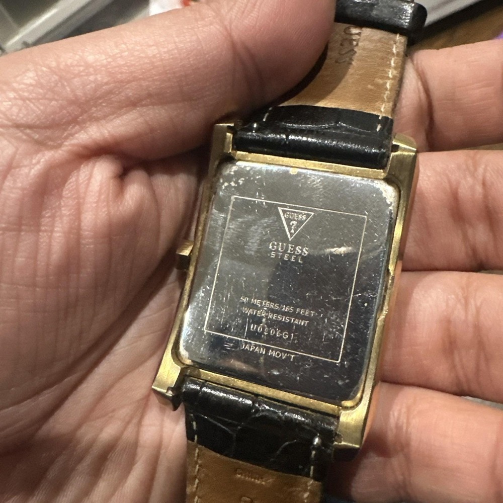 Working Vtg GUESS Mens Gold‎ ToneRectangle Oversize Black watch 37mm Fit 8.5in - Picture 4 of 10